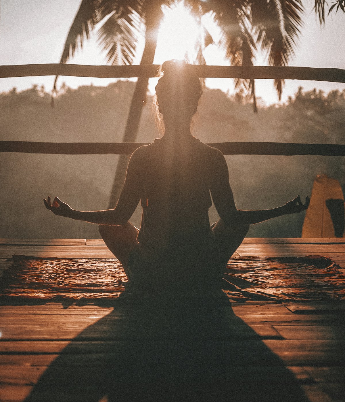 Persona en un ambiente tranquilo de bienestar y salud mental