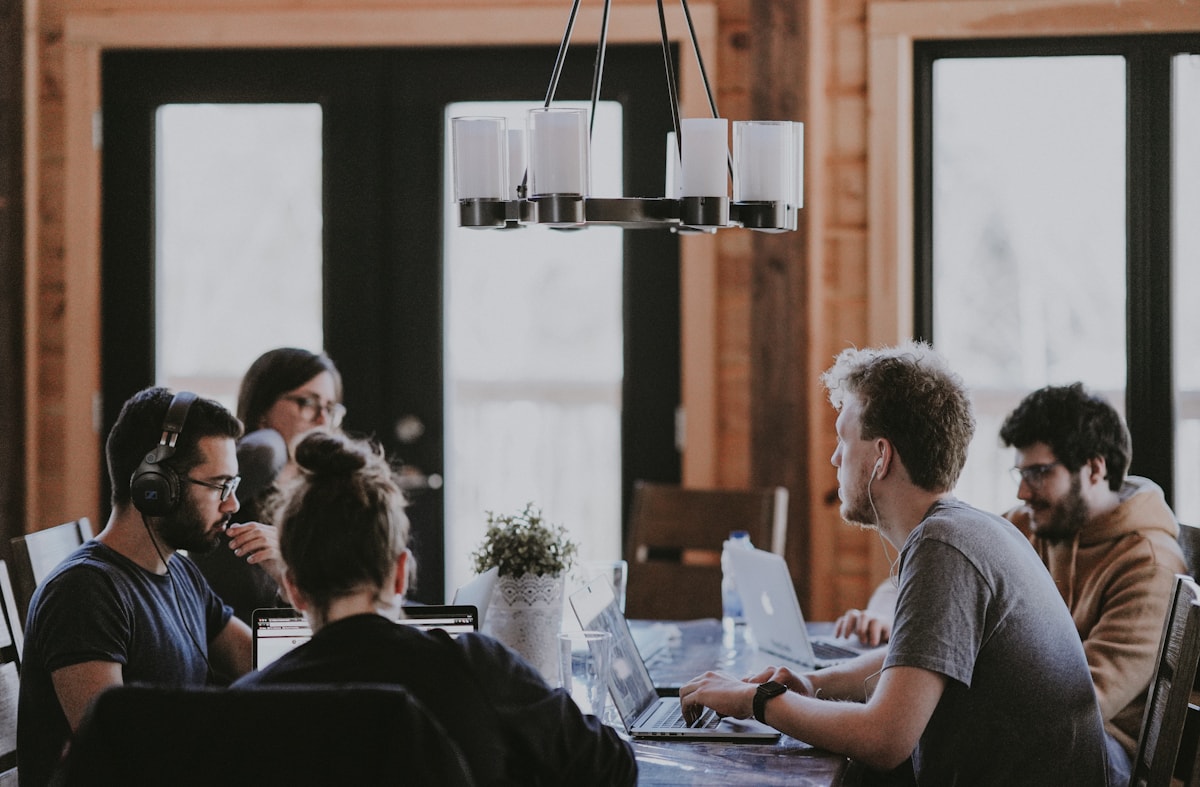 Grupo de apoyo en un espacio de conversación y acompañamiento